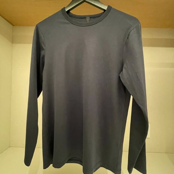 Bundle of men's Lululemon shirts. - Picture 2 of 6